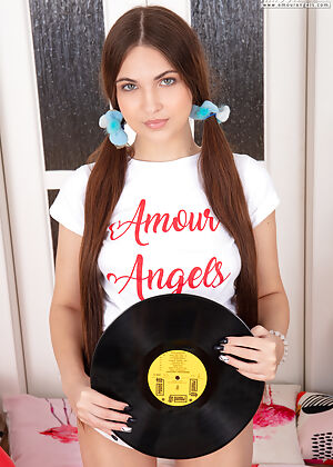 naked shows legs 20 pics