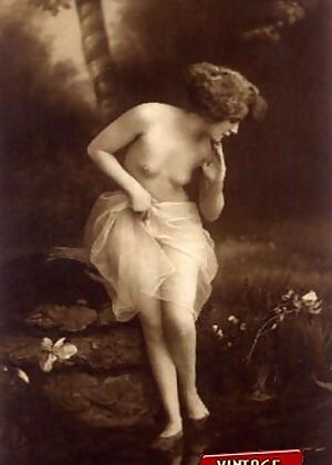 girls tag posing 12 pics