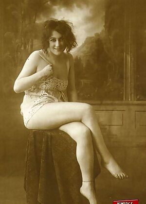 show ladies showing 12 pics