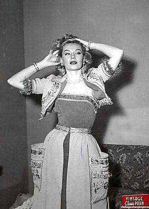 showing model beautiful 12 pics