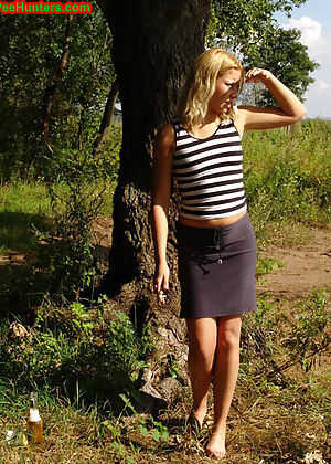 peeing park blonde 16 pics