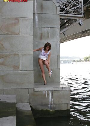 pissing   15 pics