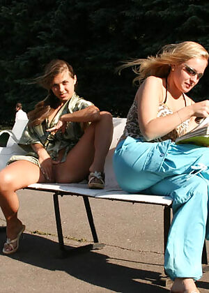 legs spread show 16 pics