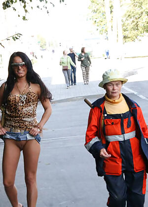 chick exhibitionist 16 pics