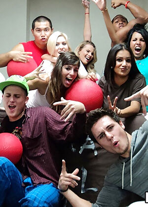 girls dorm college 12 pics