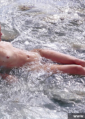 naked brunette outdoor 16 pics