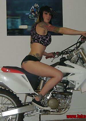 girls exposing posing 15 pics