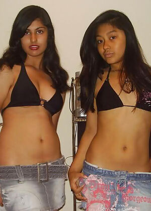 girls posing naked 10 pics