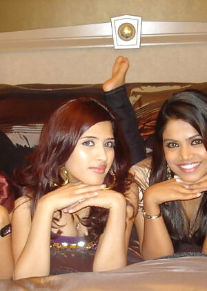 girls posing naked 10 pics