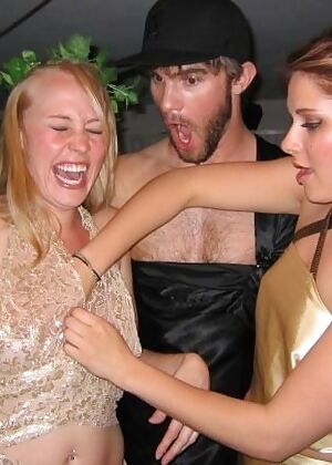 girls showing show 16 pics