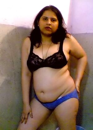 amateur shower posing 10 pics