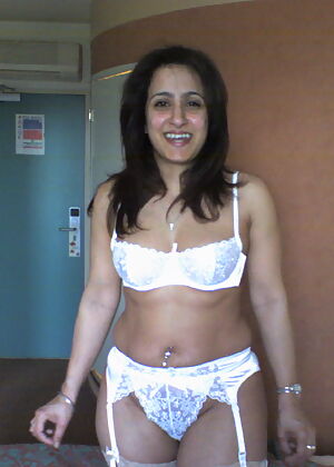 naked camera posing 10 pics