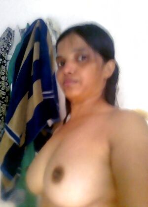 sexy posing naked 10 pics