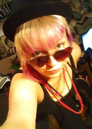 tight scene chick 12 pics