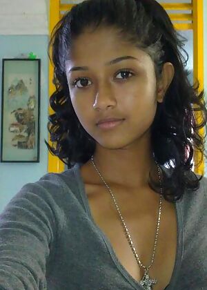 naked camera posing 6 pics