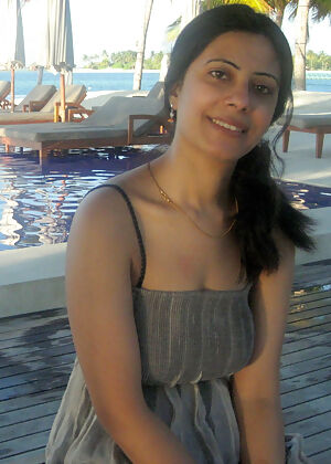 girls posing naked 10 pics