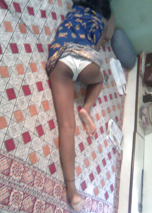 girls posing naked 10 pics