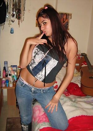 naked gf posing 10 pics