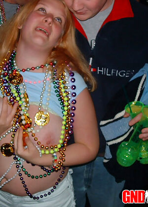 girls showing show 12 pics