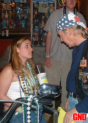 girls showing show 11 pics