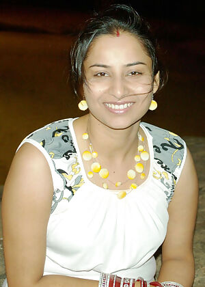 girls posing naked 6 pics