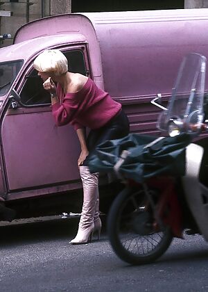 blond posing babe 15 pics