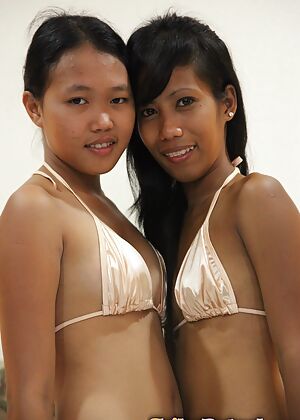 girls swimming threesome 13 pics