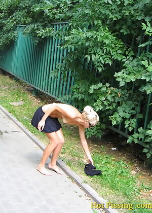 Pissing HD #15 of 15